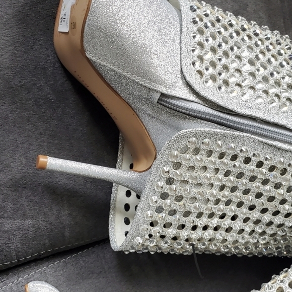 ✨ GIANNI BINI SILVER CRYSTAL HEELED BOOTS ✨Brand: Gianni Bini  Size: 7.5  Co - Picture 4 of 9